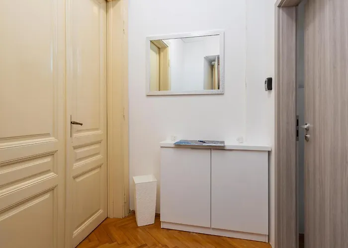 1 Bedroom Lovely In Apartment *